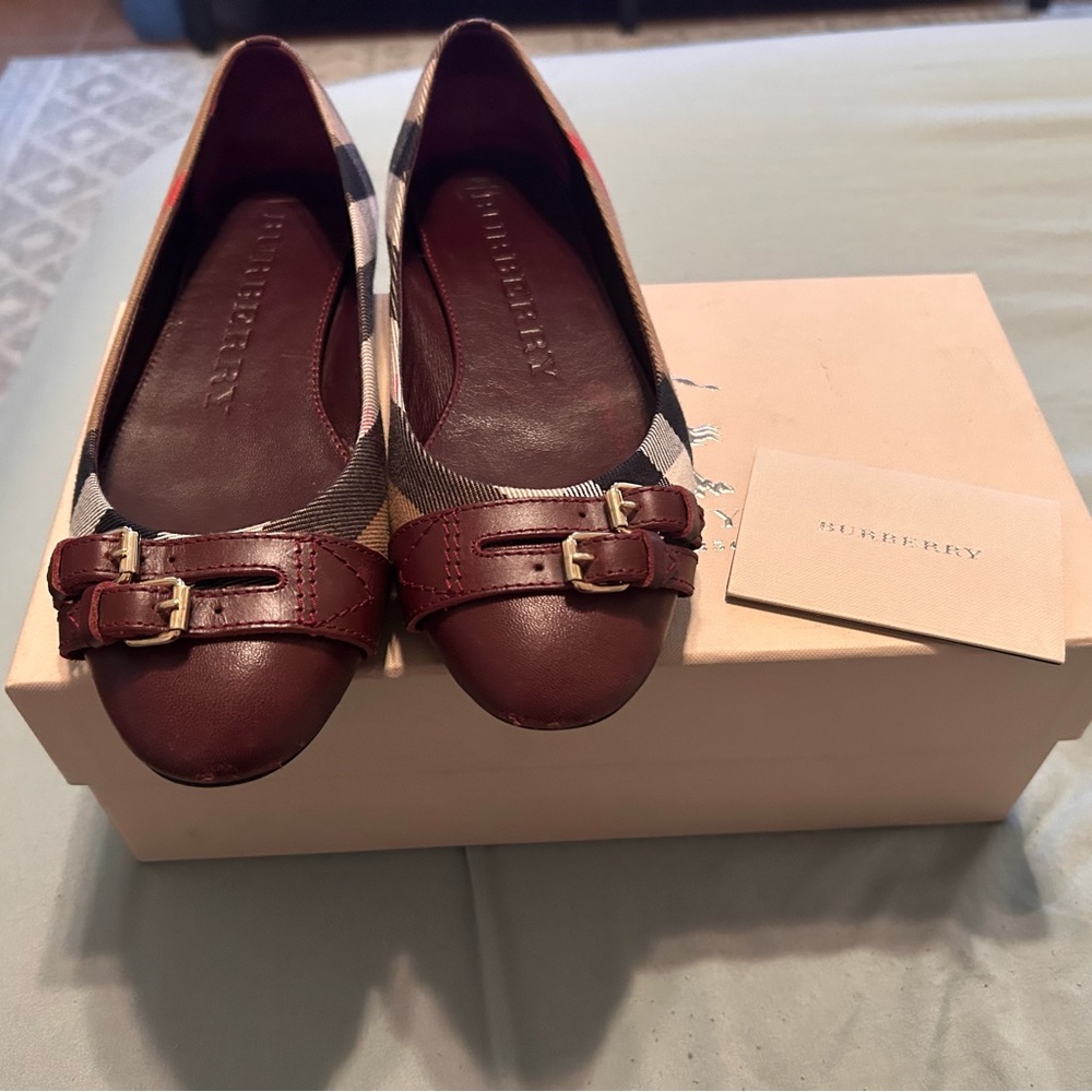 100% authentic Burberry flats